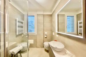 une salle de bain avec un lavabo et une douche en verre dans l'établissement Condominio Modern House, à Menaggio 60 autres photos