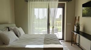 Postel nebo postele na pokoji v ubytování Pnoe Eco Residences