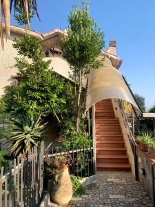una casa con recinzione e scale alberate di "THE ATTIC" - Appartamento Esclusivo con Parcheggio Gratuito a Marano di Napoli