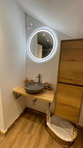 uma casa de banho com um lavatório e um espelho em Hallo Maastricht B&B Fientje em Maastricht