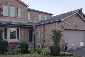 una casa de ladrillo marrón con garaje en Beautiful House in Mississauga, en Mississauga