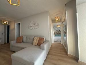 - un salon avec un canapé et une table dans l'établissement Apartamento La Concha PLAYA DE LEVANTE, à Benidorm