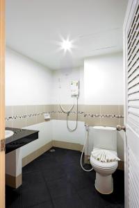 Koupelna v ubytování Mala Hotel