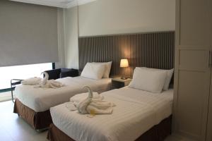 Letto o letti in una camera di Times Square Suite Hotel