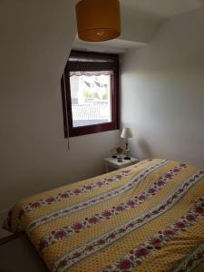 ein Schlafzimmer mit einem Bett mit einer Decke darauf in der Unterkunft Bienvenue à l'Arche de Vannes in Vannes