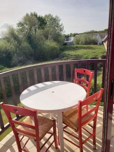 einen weißen Tisch und zwei Stühle auf dem Balkon in der Unterkunft Bienvenue à l'Arche de Vannes in Vannes