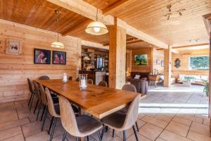 uma sala de jantar com uma mesa de madeira e cadeiras em chalet les ecureuils em Saint-Jean-de-Sixt