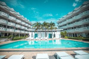プーケットタウンにあるBlue Carina Hotel Phuketの建物前のスイミングプール