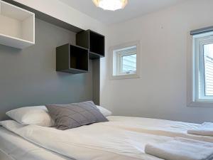 1 dormitorio con 1 cama blanca grande en una habitación en Unique Nest Central Near Sea, en Stavanger