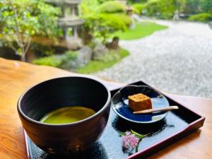 eine Schüssel Suppe und ein Stück Kuchen auf einem Teller in der Unterkunft Ibusuki Syusui-en in Ibusuki