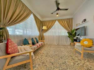 sala de estar con sofá y TV en NewWALAI N3 Landed house near IMAGO KK with CarGarage, en Kota Kinabalu