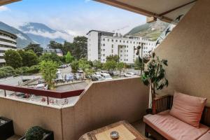マルティニーにあるSuper appartement au coeur de Martignyの市街の景色を望むバルコニー(ソファ付)