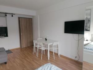 sala de estar con mesa blanca y TV en Brand new studio apartment # 45 with free parking in the city center, en Praga