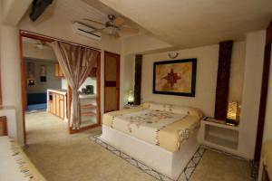 Cama o camas de una habitación en Hotel Villas Las Azucenas