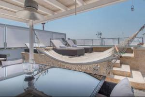 een hangmat op het dak van een huis bij Luxury Penthouse Aranova in Aranova
