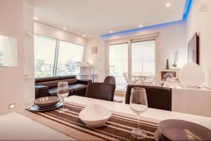 een woonkamer met een tafel en wijnglazen bij Luxury Penthouse Aranova in Aranova