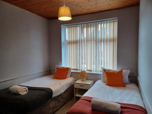 Milton House - Huku Kwetu -Spacious 4 Bedroom House- Luton Airport -Group Accommodation-up to 7 peopleにあるベッド