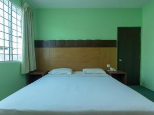 Postel nebo postele na pokoji v ubytování Royal Hotel