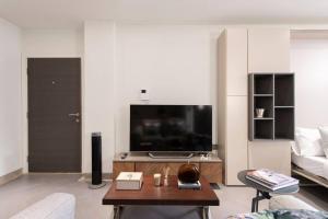 a living room with a large flat screen tv at Central Reading Designer Studio CHRL F15 in Reading