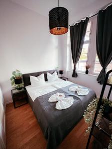 1 dormitorio con 1 cama con 2 toallas en Oasis Appart - Wohnen im Königspark - Elbhang Dresden - große Terrasse - Netflix - TG en Dresden