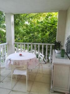 een tafel en twee stoelen op een veranda bij Au pays du Ventoux in Le Thor