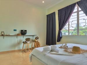 ein Schlafzimmer mit einem Bett und einem großen Fenster in der Unterkunft NewWALAI N3 Landed house near IMAGO KK with CarGarage in Kota Kinabalu