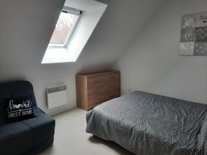 sypialnia z łóżkiem, komodą i oknem w obiekcie La Maison LOLA w mieście Arrest