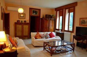 uma sala de estar com um sofá e uma mesa de centro em Villa Marina em Lido di Venezia