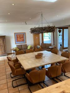 a living room with a large wooden table and chairs at PAULIS Vakantiehuis in Bullange