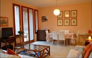 een woonkamer met een tafel en een eetkamer bij Villa Marina in Venetië-Lido