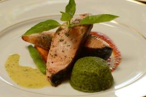 Makanan di atau berdekatan hotel