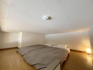 エスポアール新町Ⅵ(101) في Hanabatachō: غرفة نوم بسرير كاشف عن الدخان في السقف