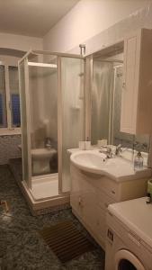 een badkamer met douche, wastafel en toilet bij Galleria sul Mare in Trieste +30 foto's