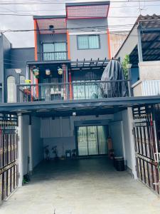 Cette maison dispose d'un balcon et d'une terrasse. dans l'établissement KITJA MY HOME, à Hat Yai