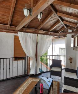 ein Wohnzimmer mit einem weißen Vorhang auf dem Balkon in der Unterkunft Хотел Марио in Mělník