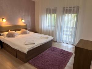 Postel nebo postele na pokoji v ubytování Vila David 2 Comarnic + 26 fotografií