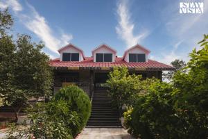 una casa con escaleras que conducen a ella en StayVista's Sunara Trails - Pet-Friendly, Mountainside Retreat with Balcony & Indoor-Outdoor Games - Near Panna National Park, en Panna