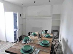 - une table à manger avec des plats verts dans l'établissement *Studio 3* Avenue Baudin - DABNB, à Limoges
