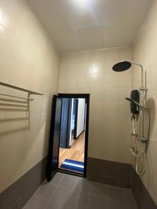 ein Bad mit Dusche und Fenster in der Unterkunft Hovel House in Alor Setar