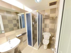 y baño con aseo, lavabo y ducha. en Swing & Pillows - Sungei Wang Hotel Bukit Bintang, en Kuala Lumpur