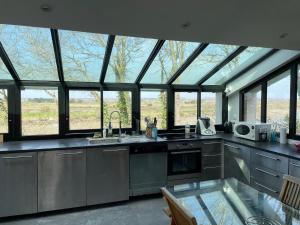 Kuchyň nebo kuchyňský kout v ubytování Maison en bord de rivière de mer + 19 fotografií