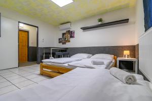 1 Schlafzimmer mit 4 Betten in einem Zimmer in der Unterkunft Hostel Seven in Prag