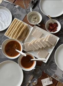 阿努拉德普勒的住宿－Abhaya Mandapa，餐桌,盘子,汤碗