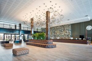 una hall con un grande lampadario a braccio in un edificio di Hotel Best Costa Ballena a Costa Ballena