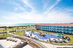 Una imagen de un resort con piscina y un edificio. en Hotel Best Costa Ballena, en Costa Ballena
