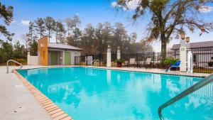Bazén v ubytování SureStay Plus by Best Western Covington nebo v jeho okolí