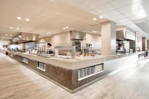 Una cocina con un largo mostrador en una cafetería. en Hotel Best Costa Ballena, en Costa Ballena