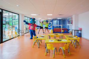 Dos niños jugando en un aula escolar con mesas. en Hotel Best Costa Ballena, en Costa Ballena 37 fotos más