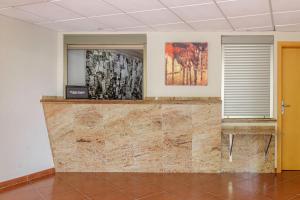 eine Theke in einem Raum mit einem Gemälde an der Wand in der Unterkunft Apartamentos Best Alcazar in La Herradura
