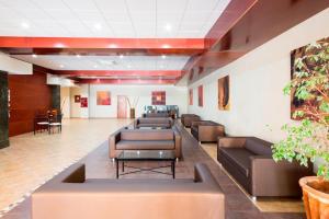 una sala d'attesa con divani e tavoli in pelle marrone di Apartamentos Best Alcazar a La Herradura